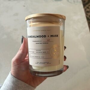Leoben Company: Sandalwood and Musk Candle